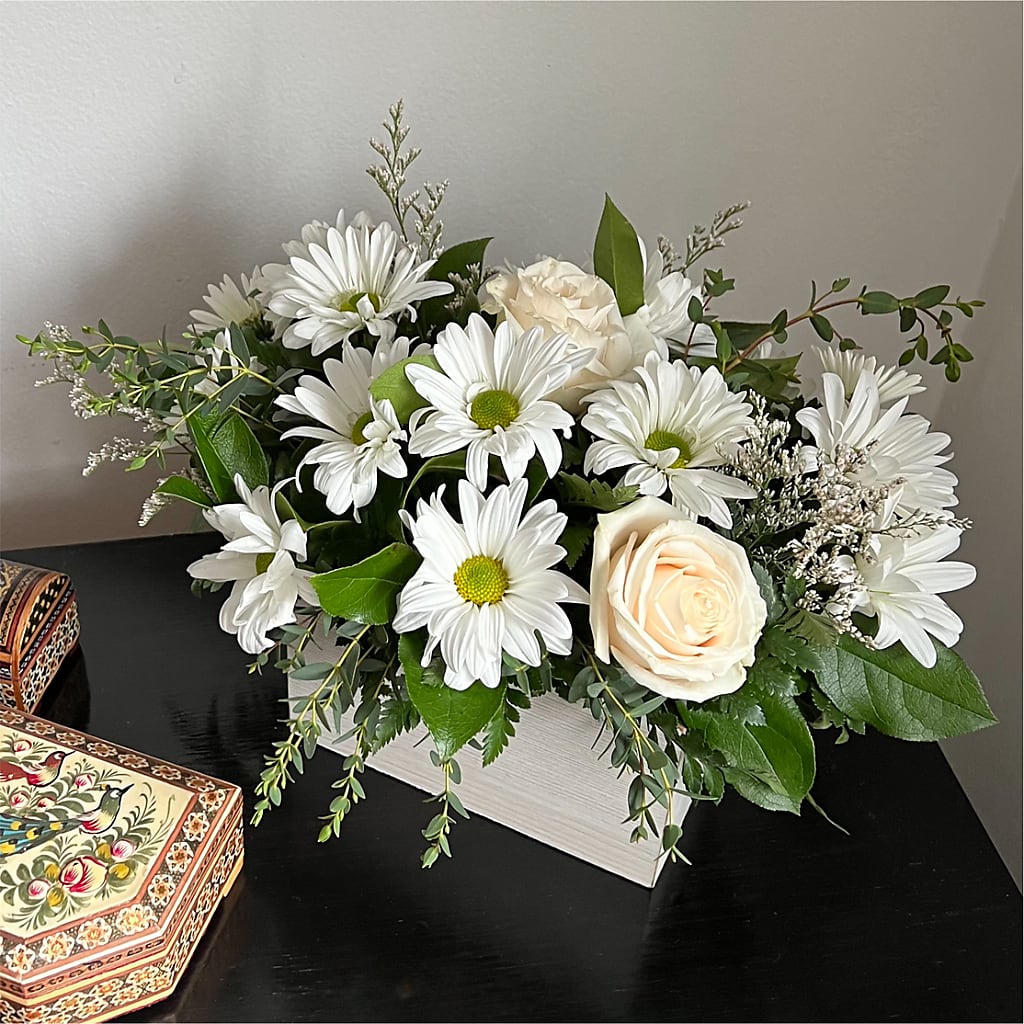 Fresh Linen Box Bouquet – LEE'S FLORIST & GREENHOUSE, Center Line MI