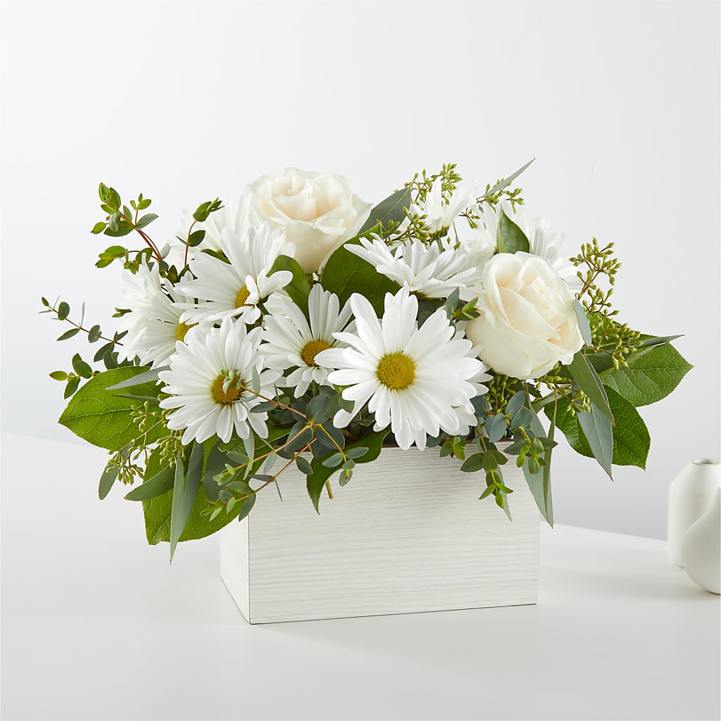 Fresh Linen Box Bouquet – LEE'S FLORIST & GREENHOUSE, Center Line MI
