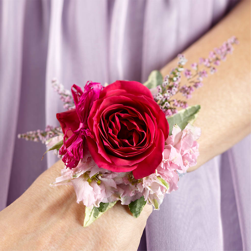 Rose Charm Corsage – LEE'S FLORIST & GREENHOUSE, Center Line MI