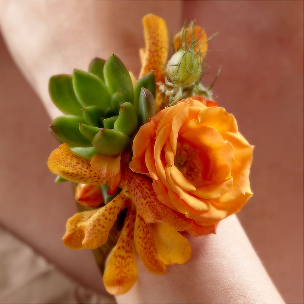 Irresistible Love Wrist Corsage – LEE'S FLORIST & GREENHOUSE, Center Line MI