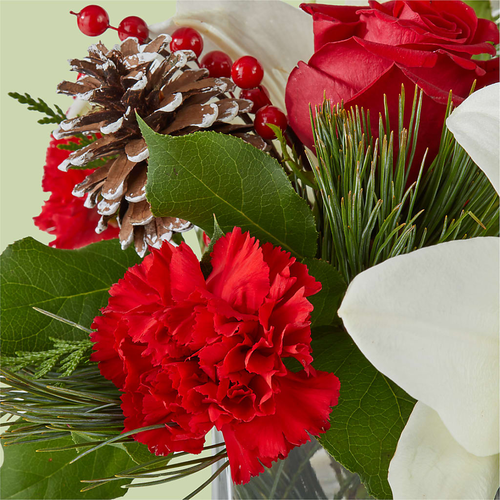 Glistening Icicles Bouquet – LEE'S FLORIST & GREENHOUSE, Center Line MI